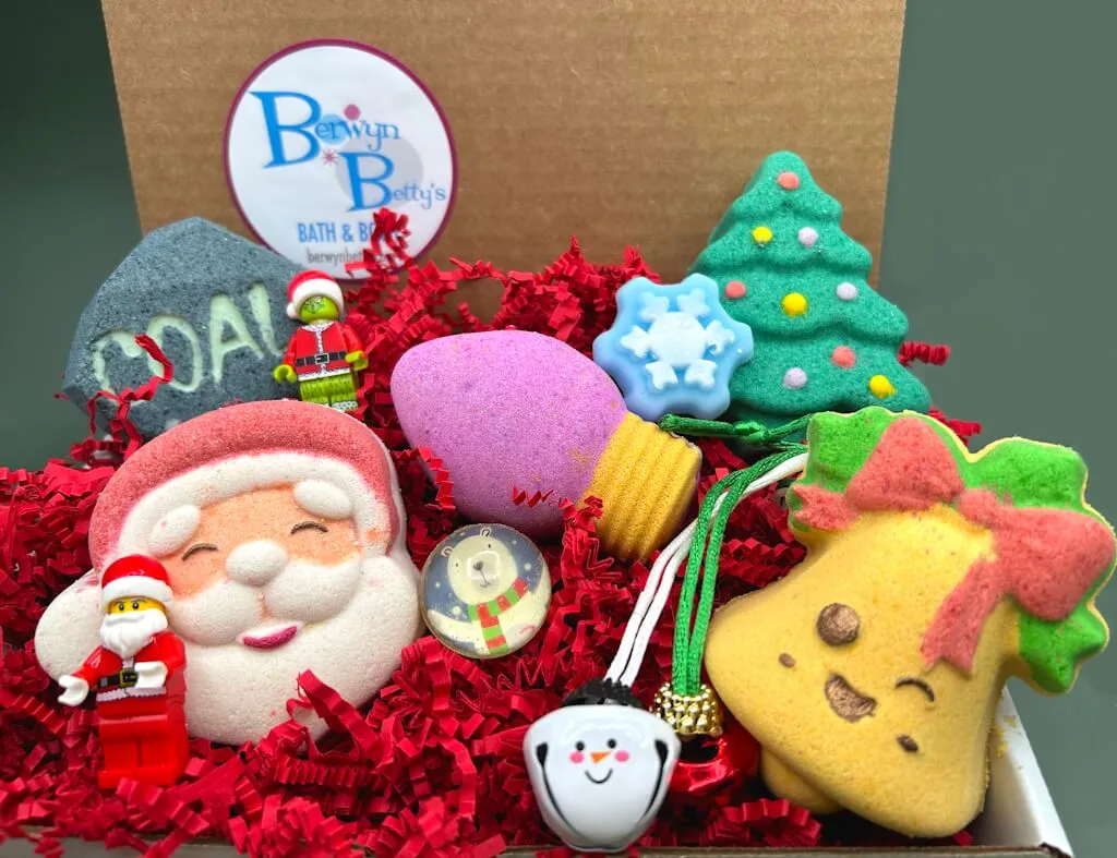 CHRISTMAS Kids Bath Bombs Gift Box with Holiday Themed Bombs - 5 ct