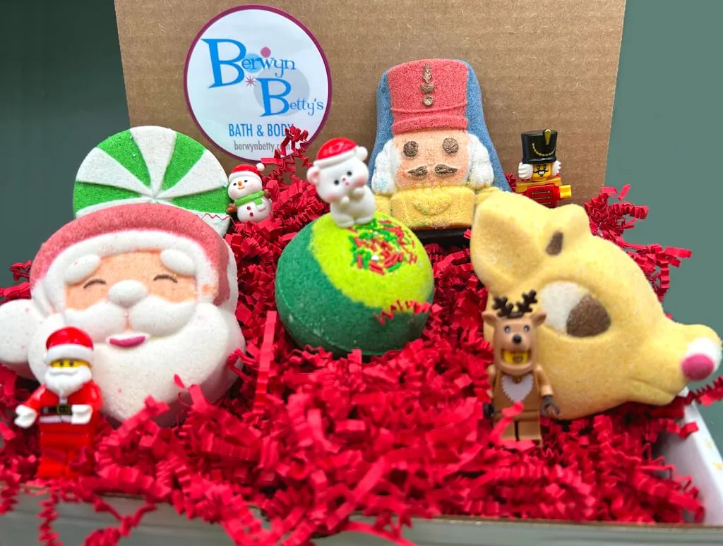 CHRISTMAS Kids Bath Bombs Gift Box with Holiday Themed Bombs - 5 ct