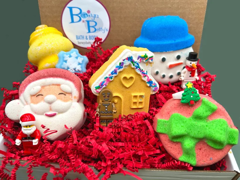 CHRISTMAS Kids Bath Bombs Gift Box with Holiday Themed Bombs - 5 ct